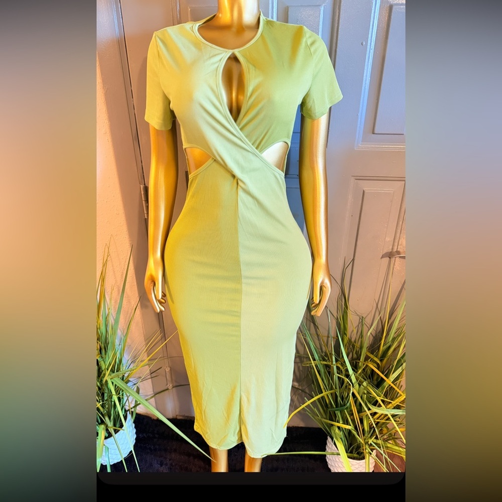 Elegant Green Cut-Out Dress